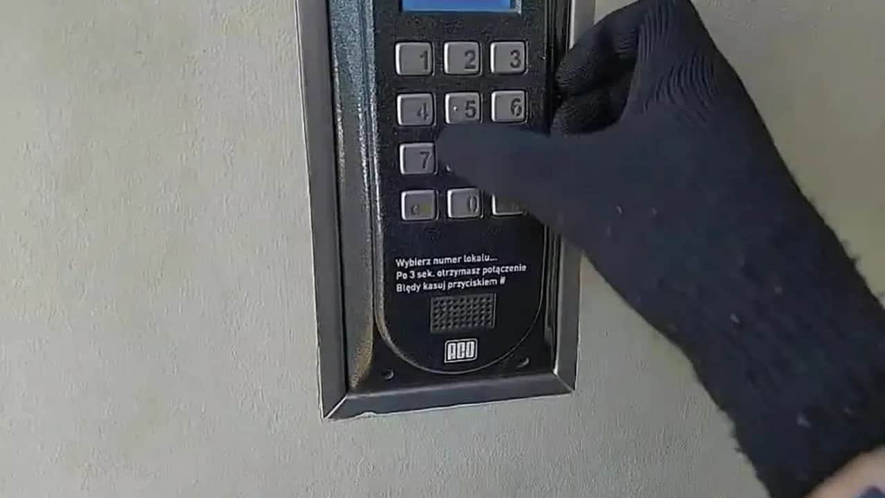 Jak zmienić kod w domofonie ACO? Prosta instrukcja krok po kroku