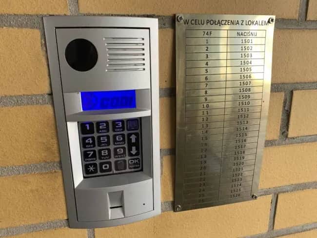 Zmiana kodu do domofonu: Kto może, jak i czy to legalne?