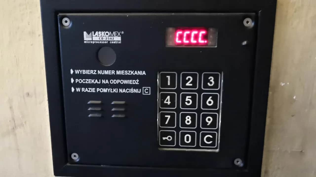Jak wpisać kod do domofonu? Otwórz drzwi za pierwszym razem!